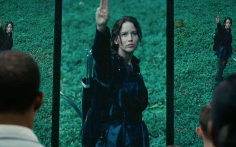 https://vignette.wikia.nocookie.net/thehungergames/images/0/00/2011-11-15-10-38-33-5-katniss-delivers-a-farewell-salute-this-gesture-i.jpeg/revision/latest?cb=20111123012923