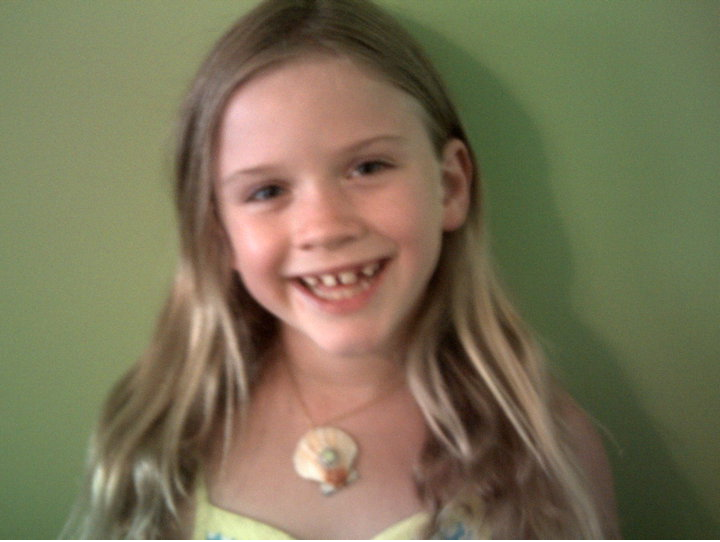 who plays prim in the hunger games who plays prim in the hunger games