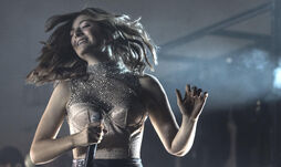 La-et-coachella-2017-lorde-brings-new-song-homemade-1492406528