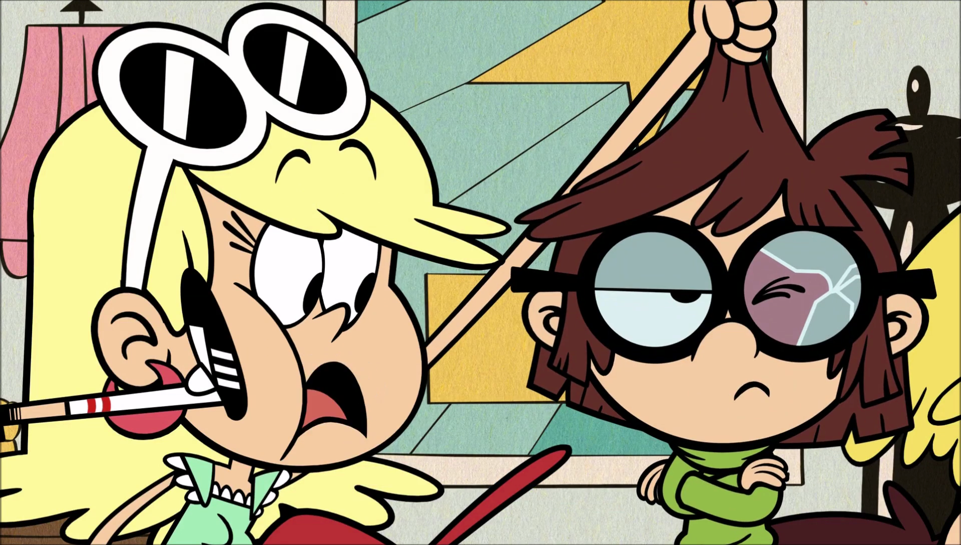 Image S1e23b Leni Holds Up Lisapng The Loud House Encyclopedia Fandom Powered By Wikia 6340