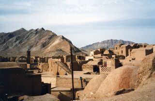 Iran - village dans le désert Dasht-e-Kavir (9261278408)