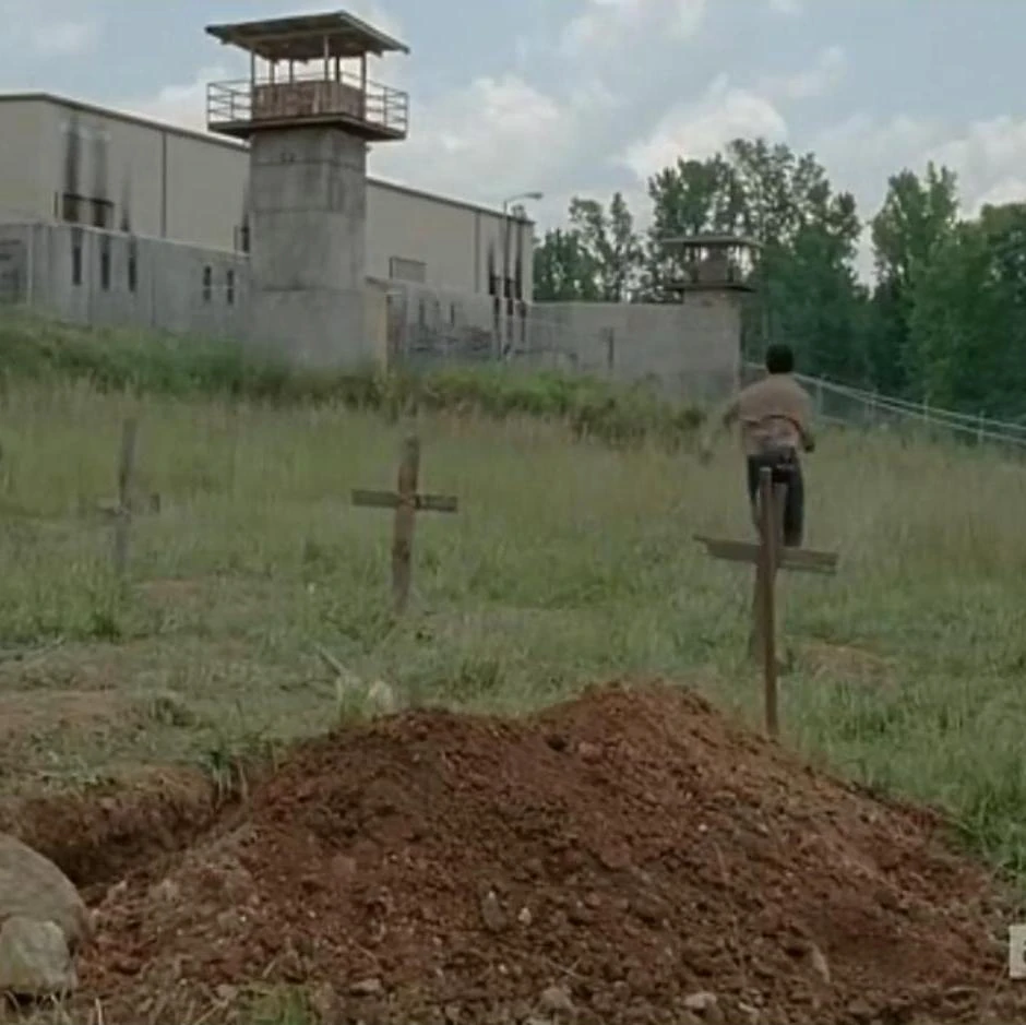 Bild GefängnisFriedhof 402.jpg The Walking Dead (TV) Wiki FANDOM powered by Wikia