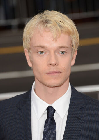 File:Alfie Allen Arrivals Game Thrones Season 3 NM0oWYnr1kxl.jpg