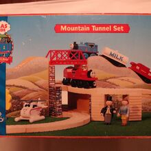 thomas wooden railway mountain tunnel set