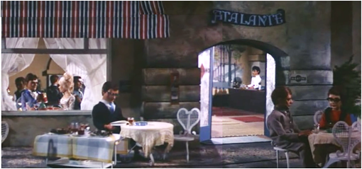 Customers Atalante Resteurant outside