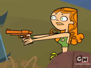 IZZY CON UNA PISTOLA TRANQUILIZANTE