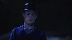 S1E01 Clay mit seinem Fahrradhelm