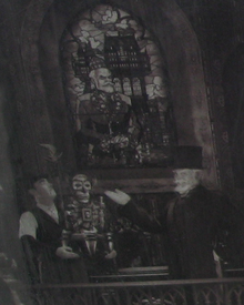 Harrison-Hightower-presenting-statue