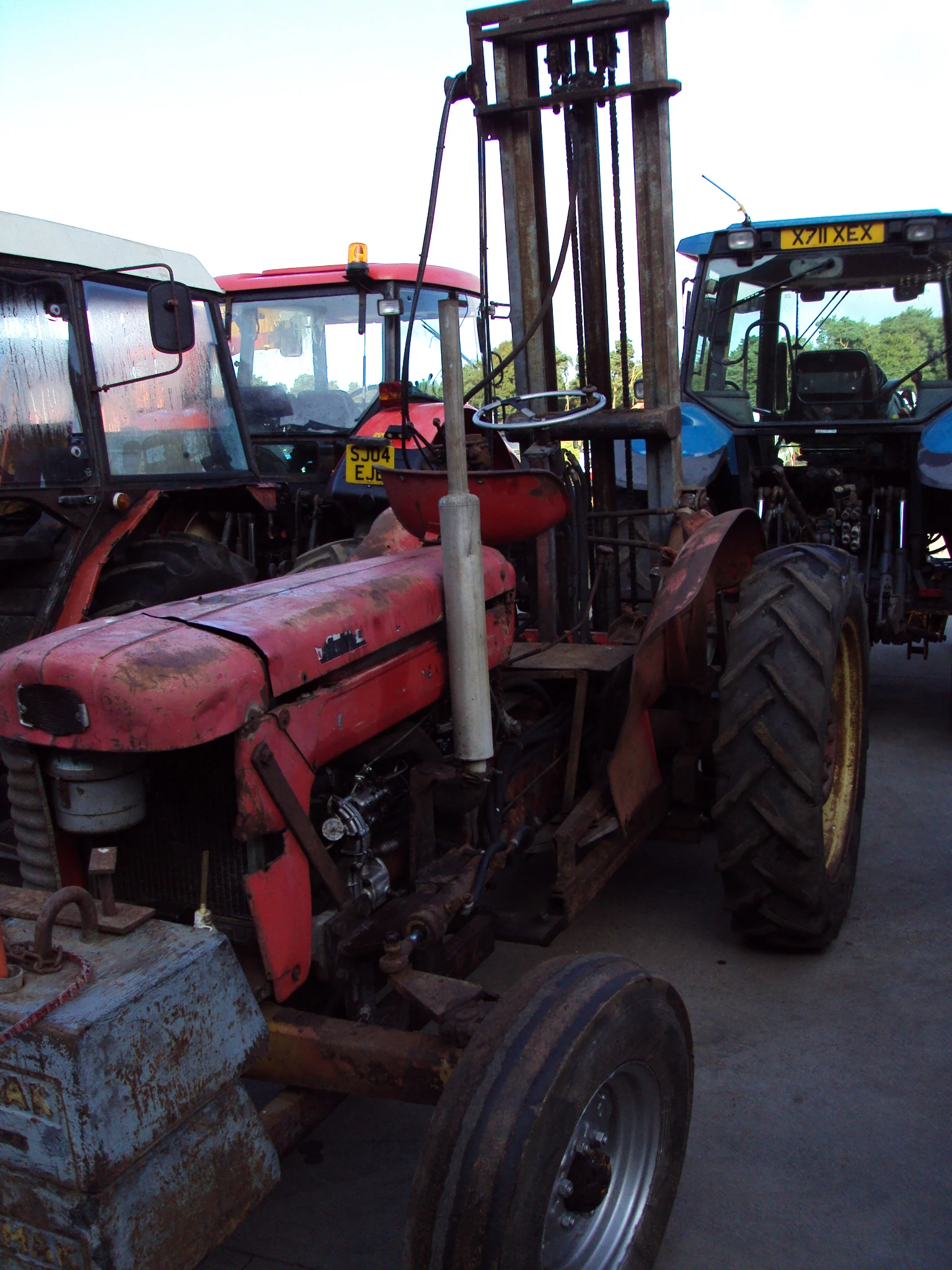 MF 65 with Forklift at Lanark Auction mart - DSC00419