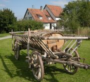 Bad Schussenried - Museumsdorf Kürnbach Holz Jauchefaß auf Leiterwagen