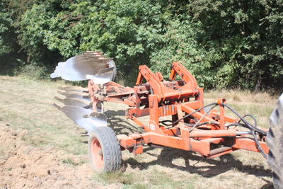 Doe 4Furrow reversible plough Doe toolcarier - IMG 1940