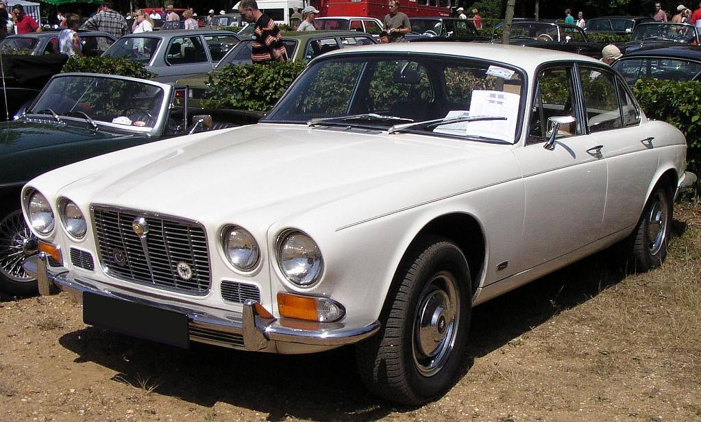 1976 JAGUAR SERIES II XJ12 5.3 Large Format Brochure