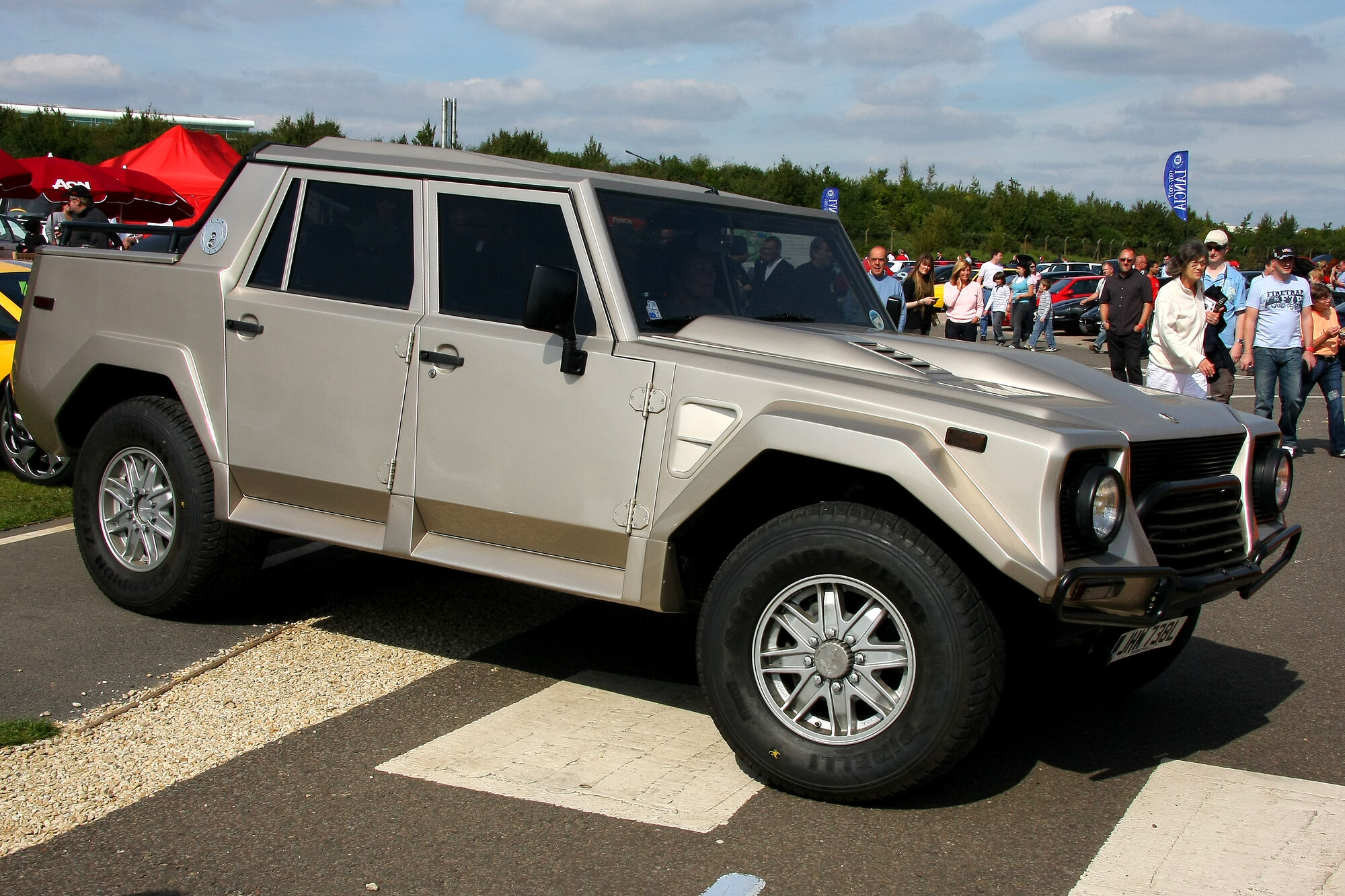 Lamborghini LM002 | Tractor & Construction Plant Wiki ...