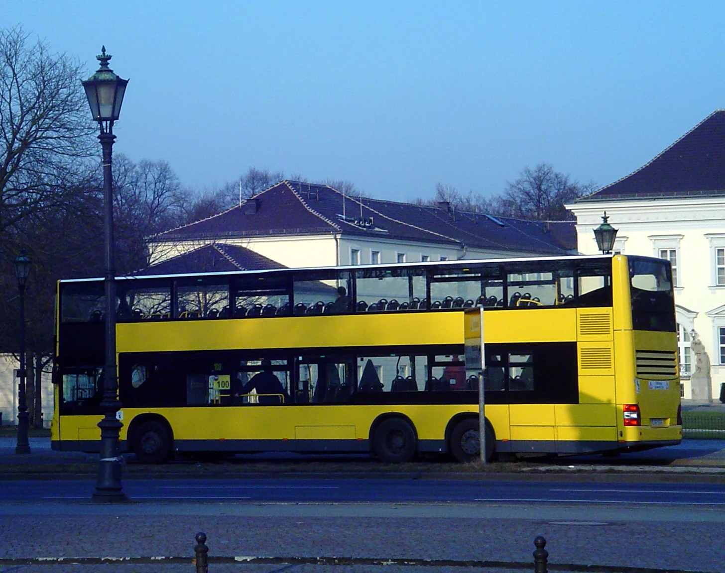 Double decker articulated bus