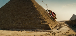 Devastator beklimpt de piramide