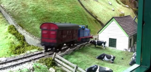 File:ThomasPullingMailTrainDraytonManor.jpeg