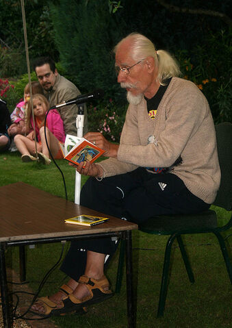 File:ChrsitopherAwdryreadingThomasandVictoria.jpg