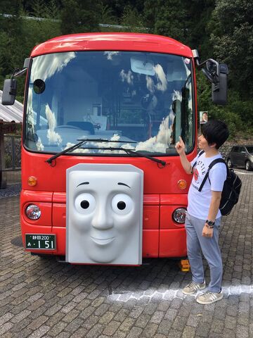File:MitsuhiroSakamakiwithOigawaRailway'sBertie.jpg