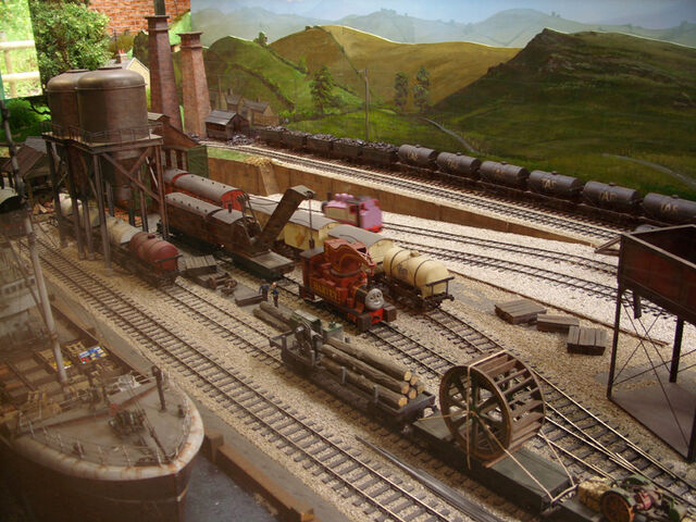 File:DraytonManorYard.jpeg