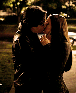 Damon-salvatore-elena-gilbert-kiss-tvd-Favim.com-372975
