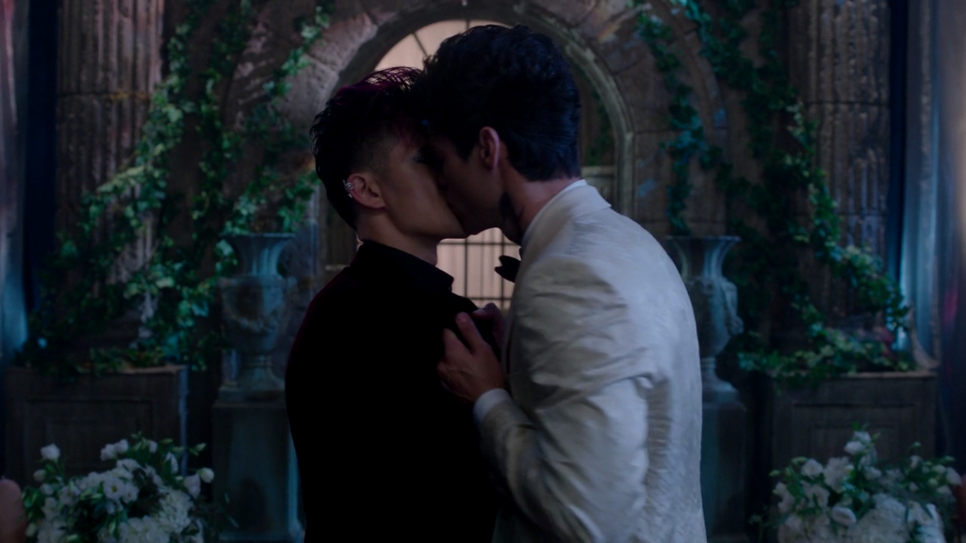 Shadowhunters Alec And Jace Kiss