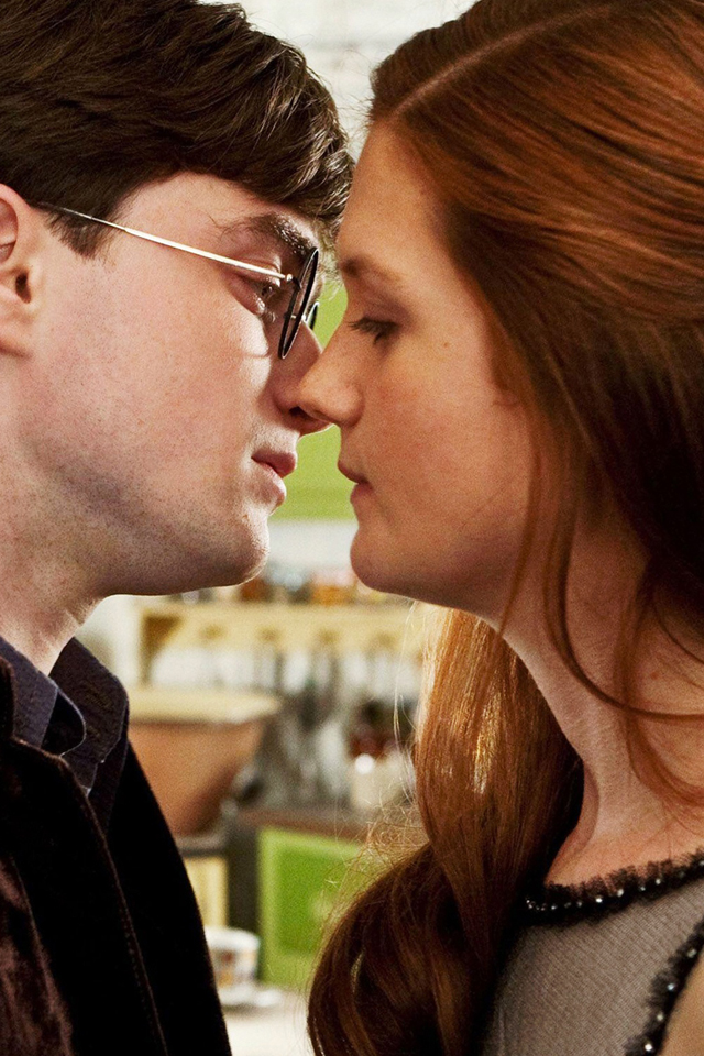 Image Ginny And Harry Kiss Dh 1 Harry And Ginny 28863423 640 960 Twilight Saga Wiki 