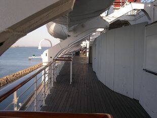 800px-Queen Mary lifeboats-1-