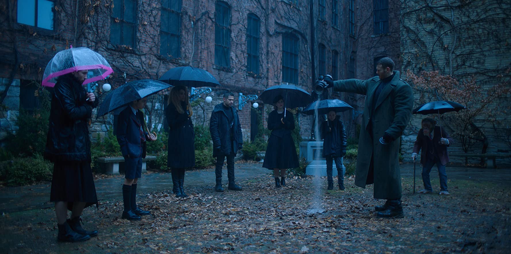 Umbrella Academy Saison 4 Fin Explication On ne se voit qu'aux mariages et aux enterrements | Wiki Umbrella