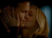 Caroline und Alaric Kuss