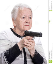 Mujer-mayor-con-la-pistola-38903248