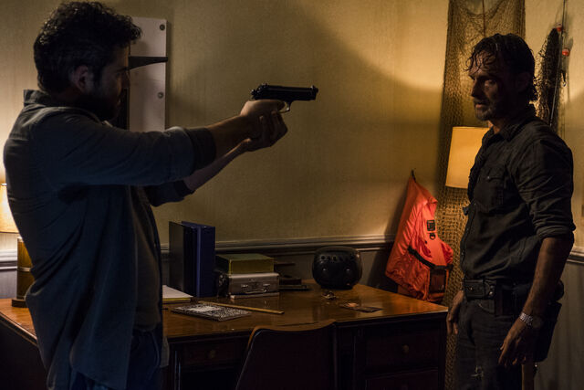 File:The-walking-dead-episode-803-rick-lincoln-935.jpg