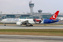 Atatürk Havalimanında Türk Hava Yolları Boeing 777 Batman Süpermen'e karşı logojet