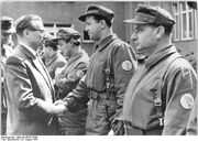 Bundesarchiv Bild 183-85787-0008, Berlin, Mauerbau, Kampfgruppen, Besuch Thieme
