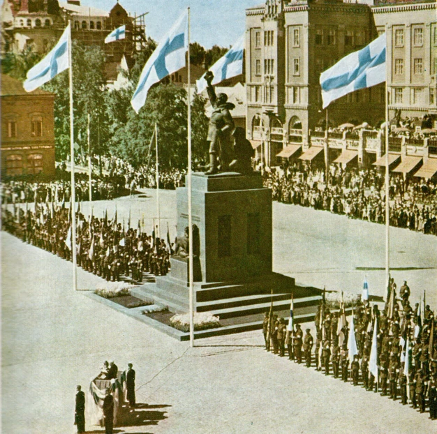 Ваза рядом с памятником