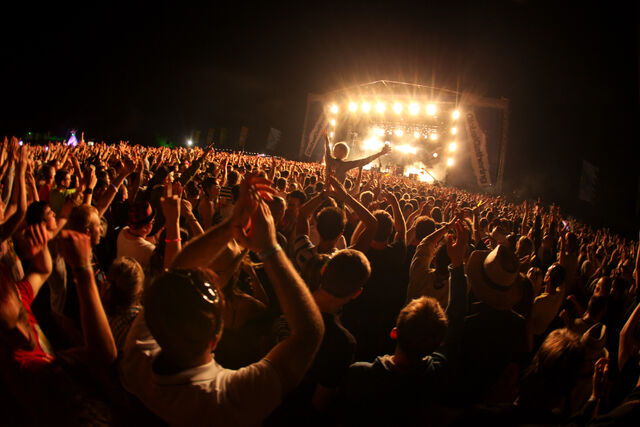 File:Main stage crowd shot.jpg
