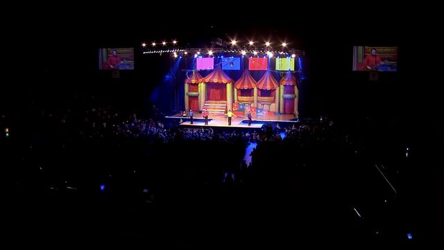 File:BigBigShow!ConcertStage.jpg