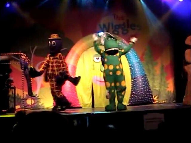 File:DorothyandHenryinGettingStrongLiveInConcert.jpg