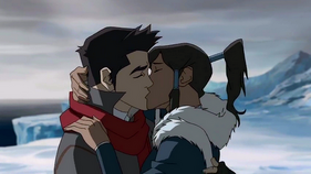 Korra y Mako besándose