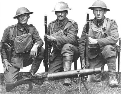 Soldiers pose with a Lewis Gun like the one that Hines used (Public Domain)