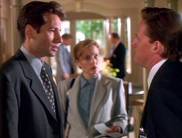 File:Tom Colton confronts Fox Mulder.jpg