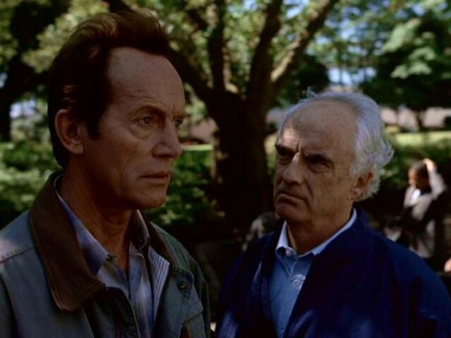 File:Mike Atkins advises Frank Black.jpg