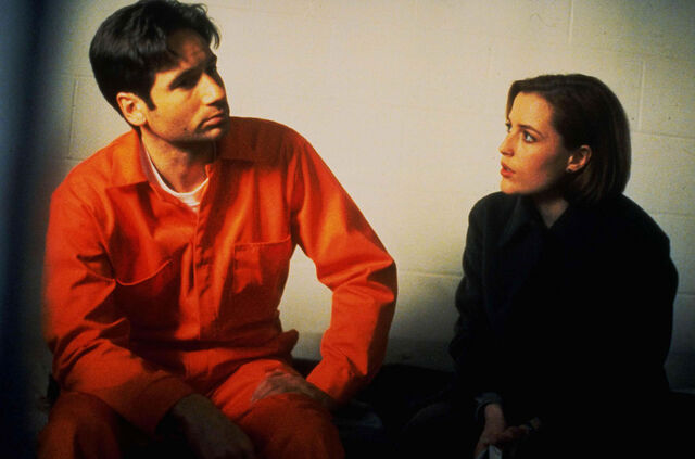 Fichier:Mulder Scully Prison Crimes de mémoire.jpg