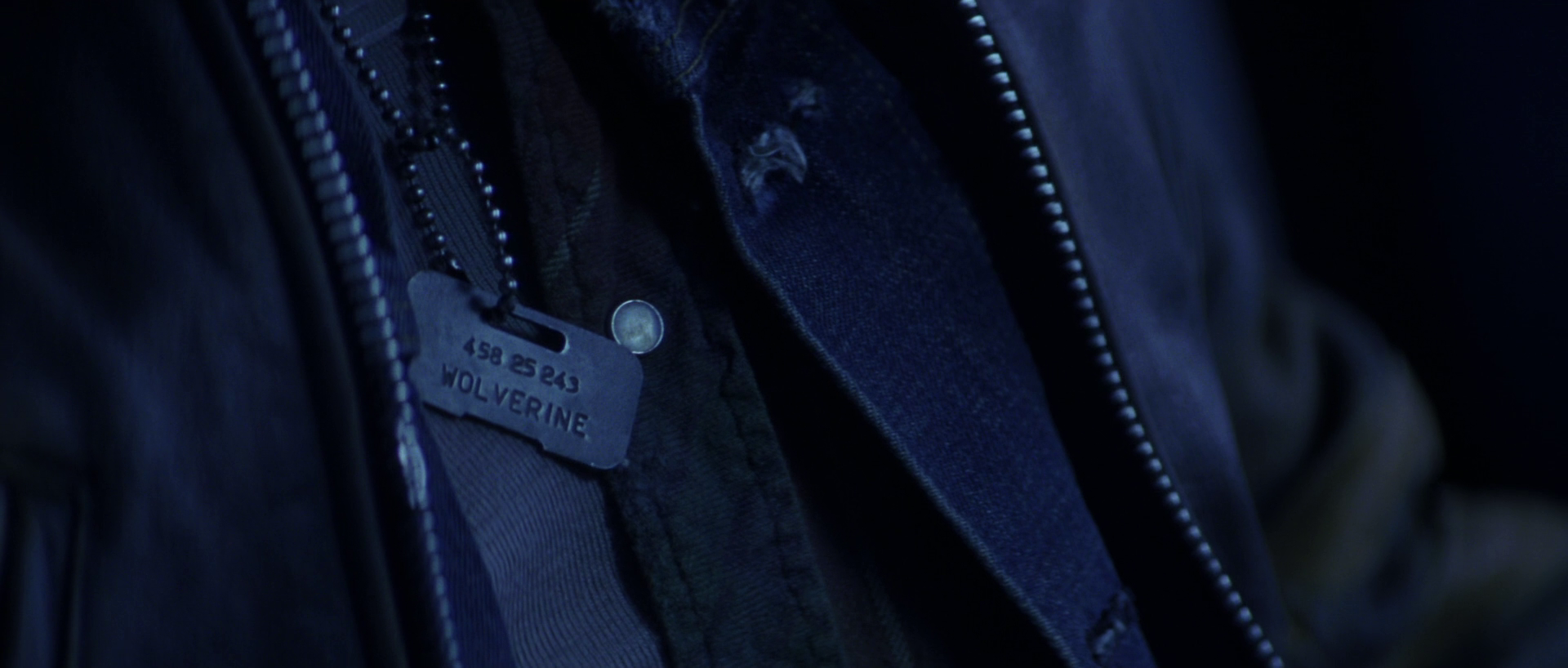 Image Rogue notices Wolverine's Dog Tag (XMen 2000).png XMen