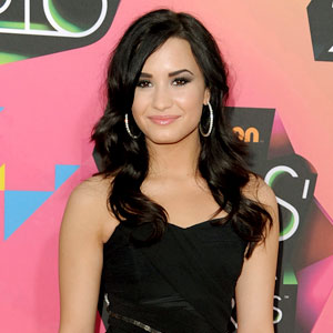 300.lovato.demi.lc.050510