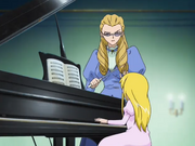 La madre de Sherry regañando a su hija en piano